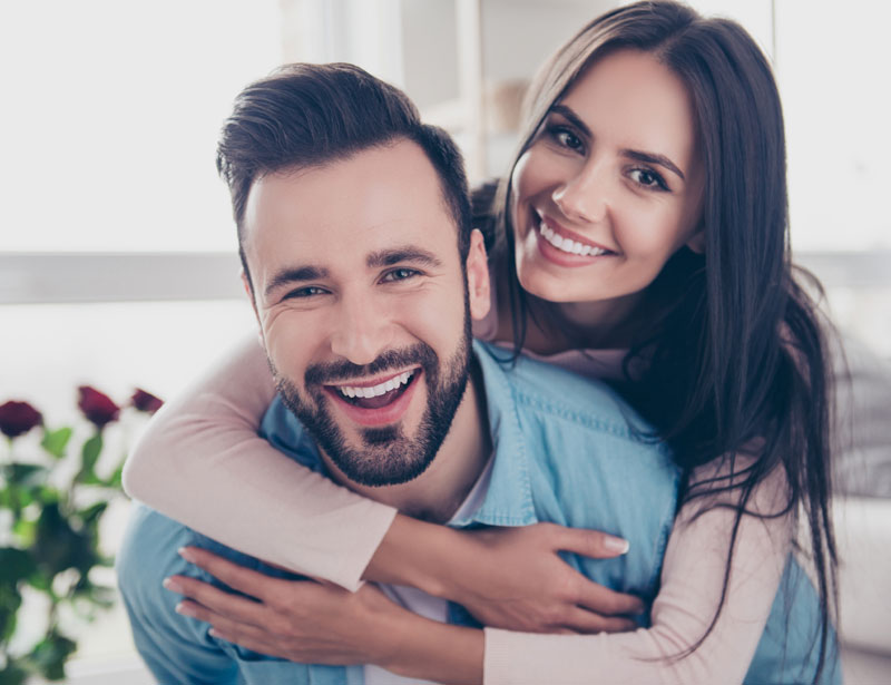 Una pareja sonriendo