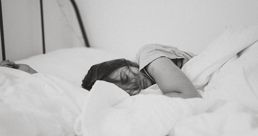 Persona durmiendo en una cama