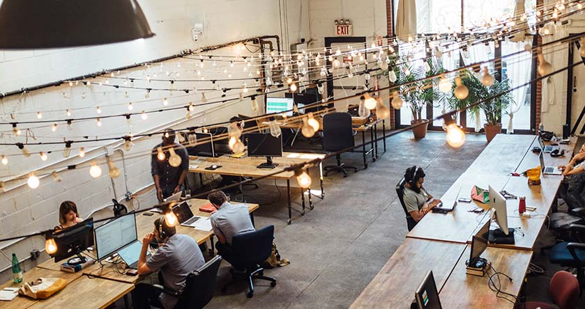 Equipo de personas trabajando en una ofician o estudio