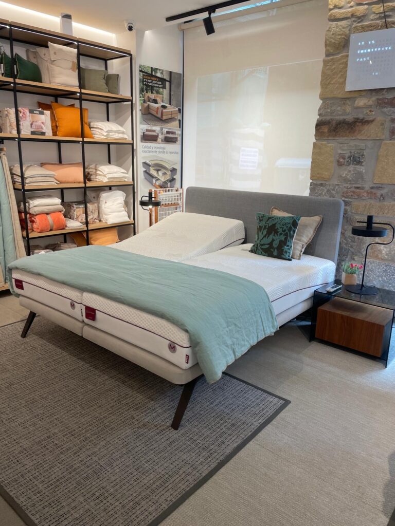Cama motorizada con posición Gravity-Zero y anti-reflujo para mejorar el descanso tras vacaciones en Tiendas Ensueños